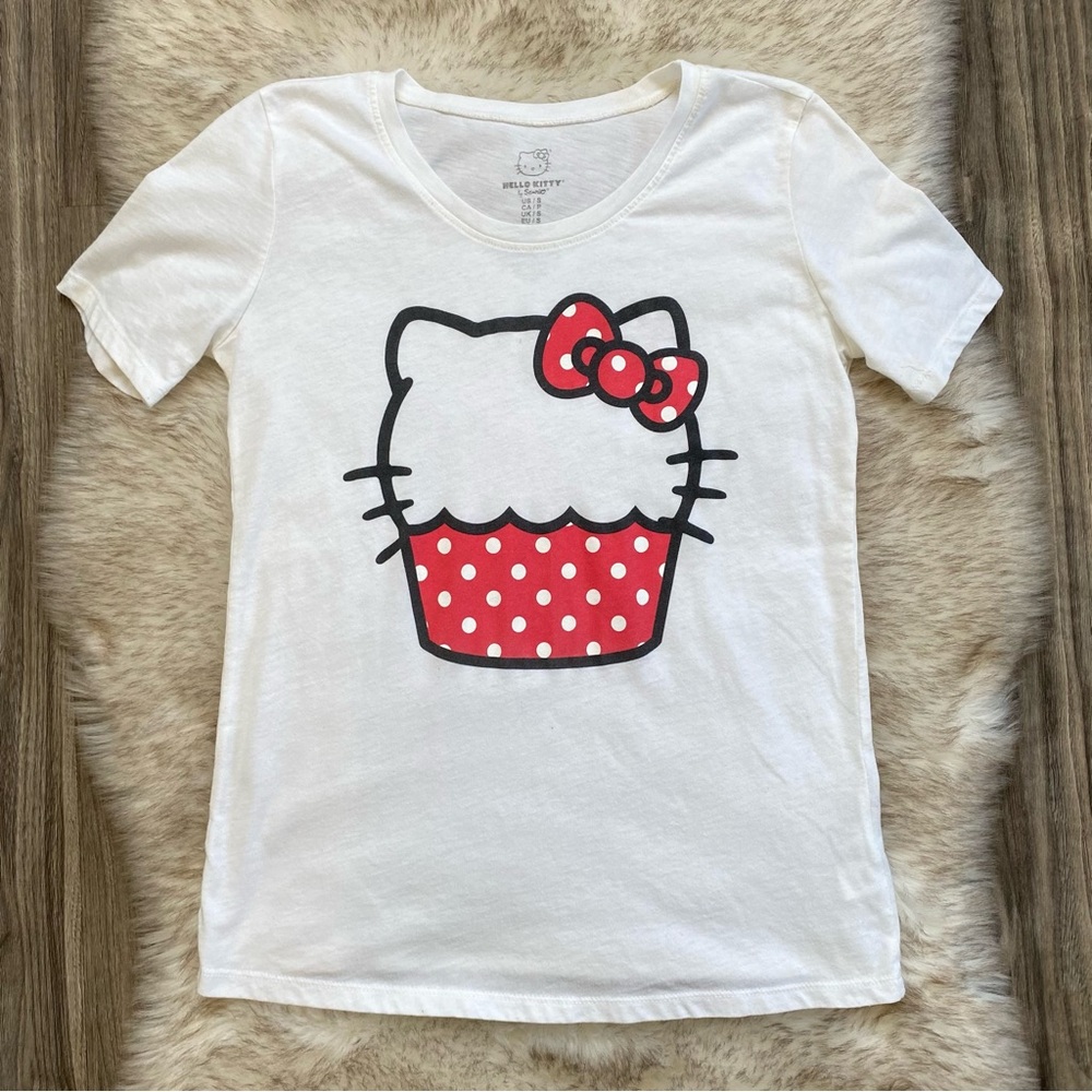 Y2K 2012 Sanrio Hello Kitty Cupcake Graphic Tee Tshirt